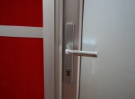 Алюминиевые двери с 2 -м матовым стеклом